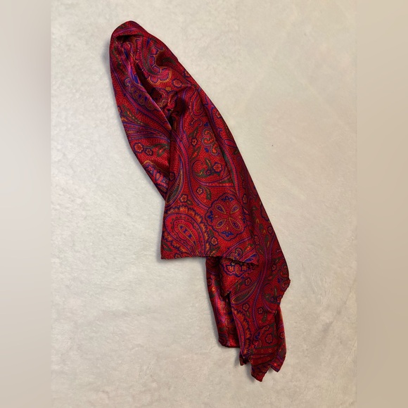 Scarf Made of 100% Silk with a Paisley Print NWOT - Picture 2 of 5